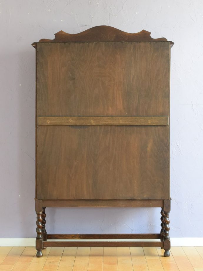 キャビネットの後ろ姿