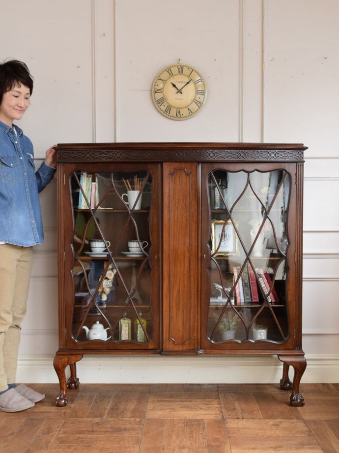 英国アンティークのキャビネット