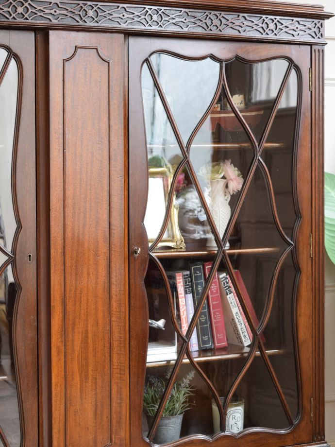 アンティーク家具らしさが漂うキャビネット