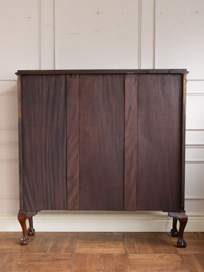 ガラスキャビネットの後ろ姿