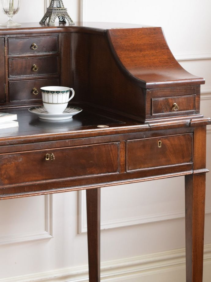 アンティークデスクの美しい木目