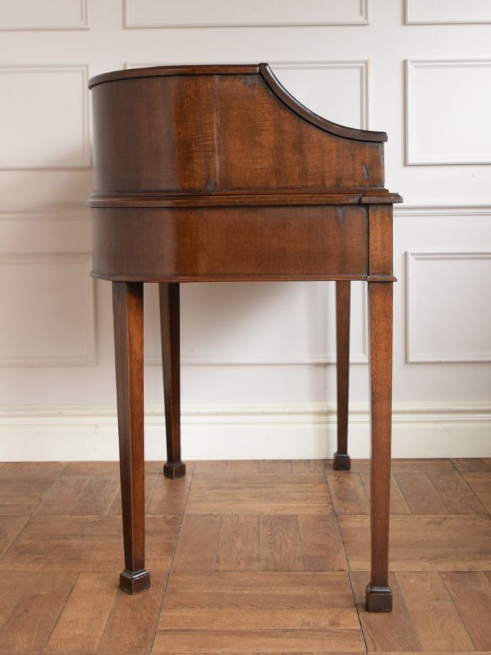 書斎デスクの側面