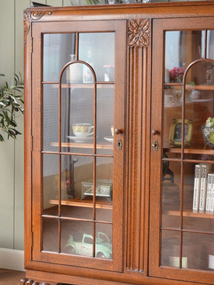 アンティーク家具らしさが漂うキャビネット