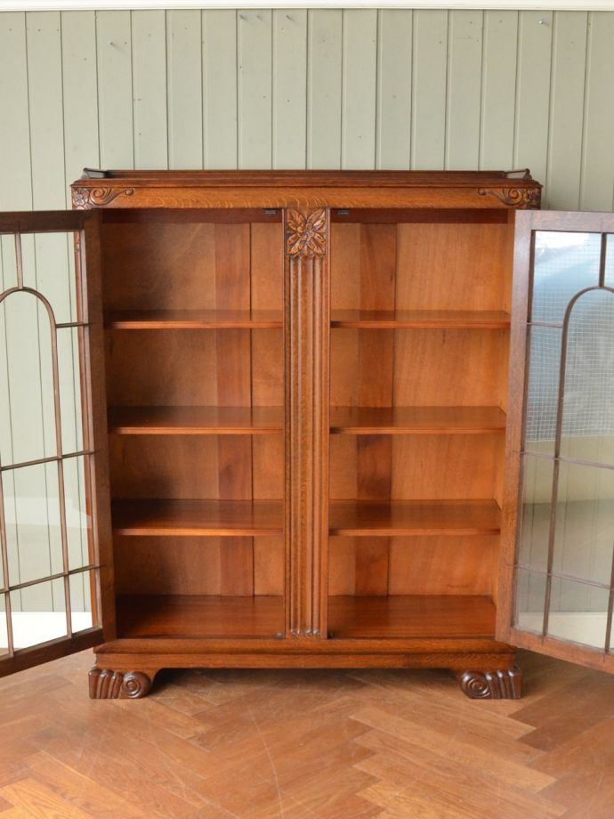 アンティークキャビネットの扉の中