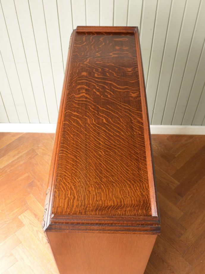 アンティークのキャビネットの天板