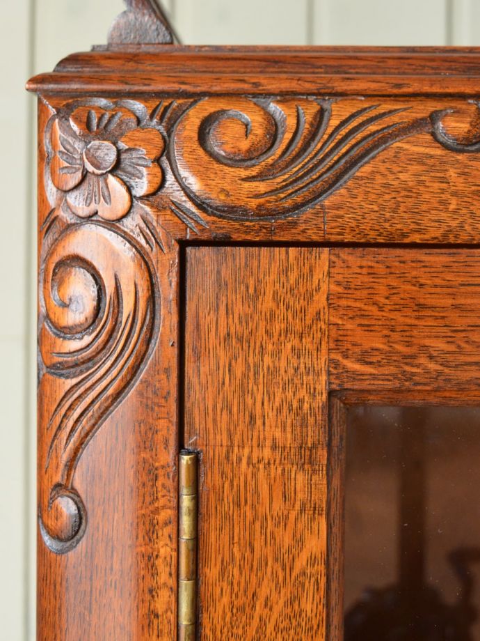 英国アンティーク家具らしい装飾