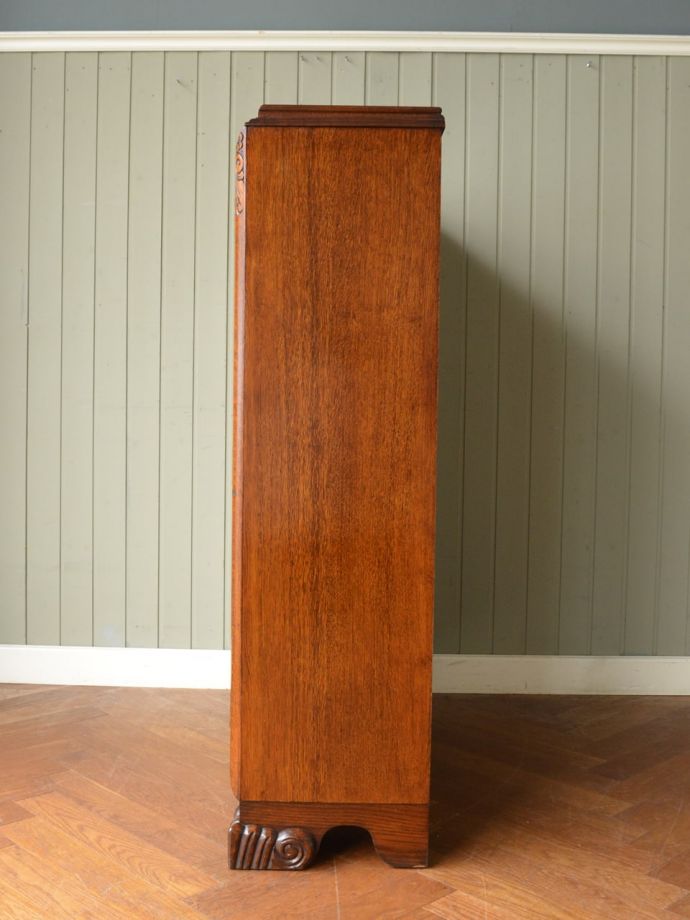 キャビネットの側面