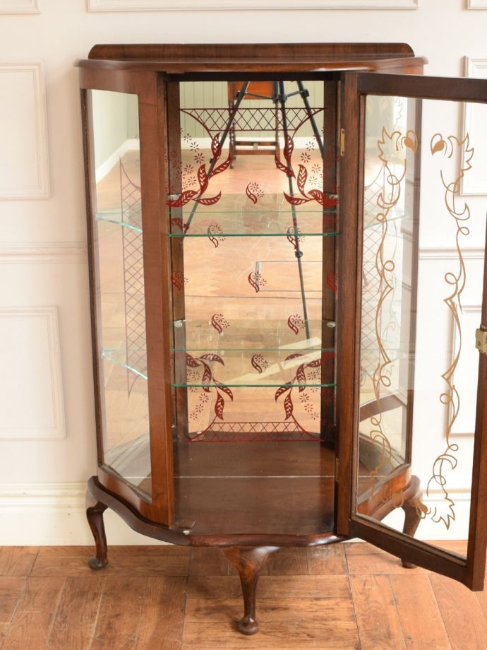 ガラスキャビネットの扉の中