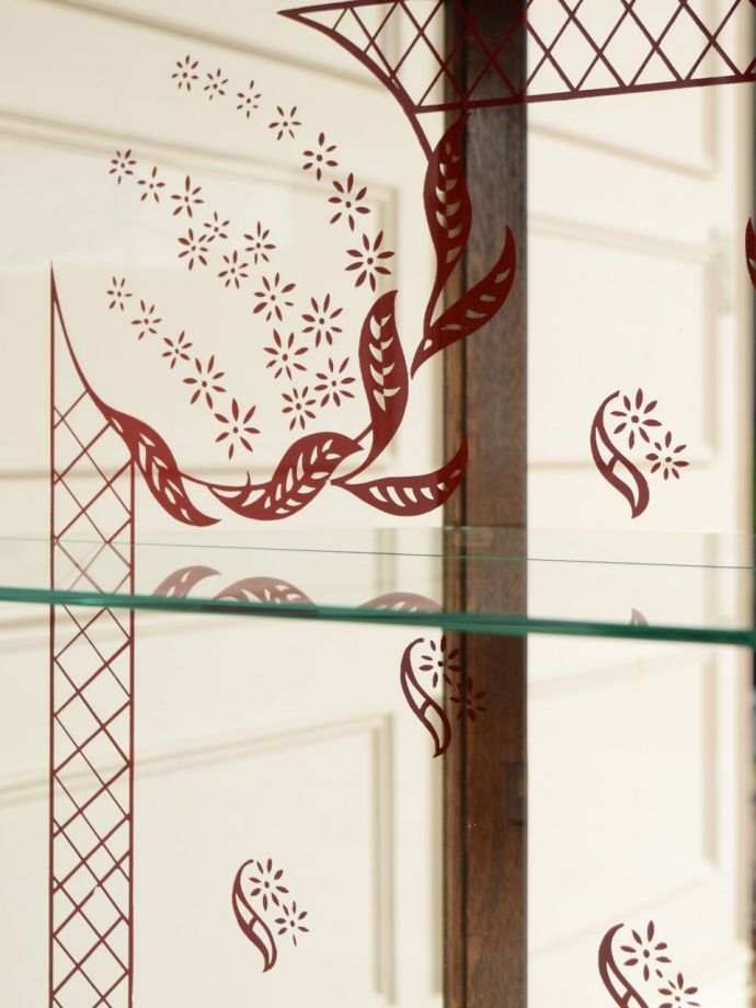 ガラスキャビネットのミラー