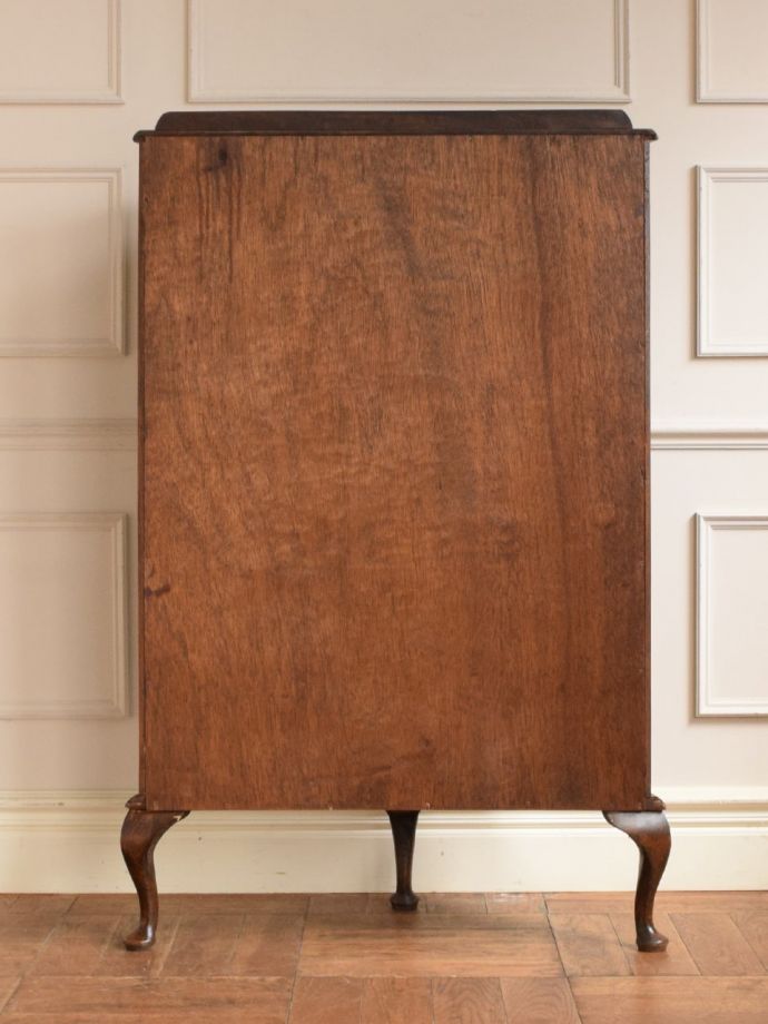 キャビネットの後ろ姿