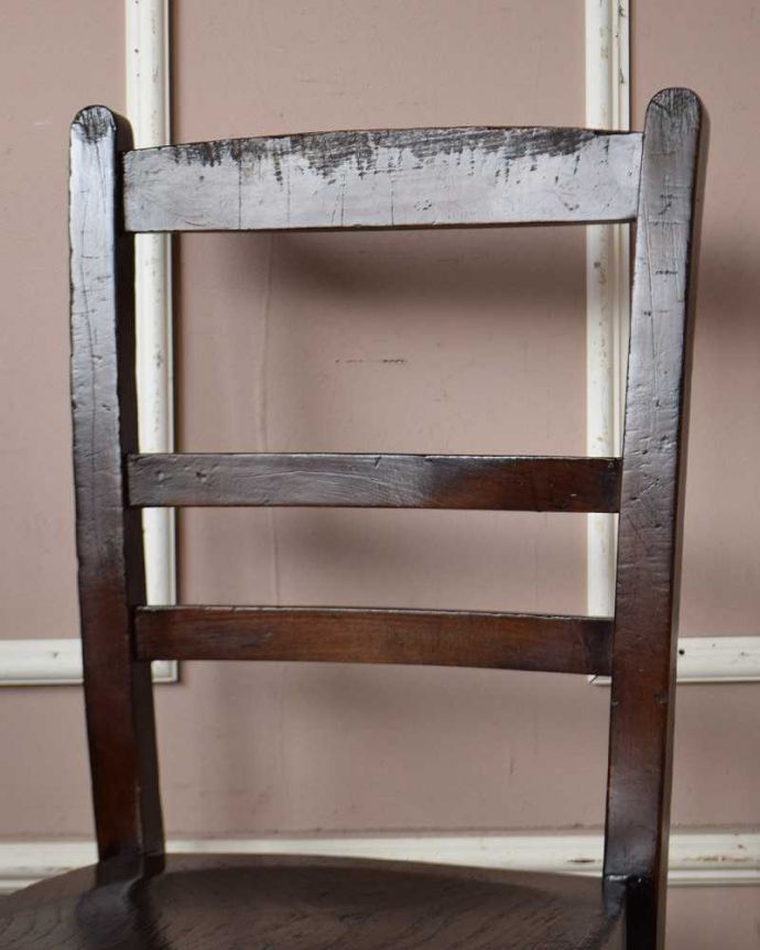 キッチンチェア　アンティーク チェア　素朴なデザインが可愛い、1930年代のアンティーク スクールチェア。背もたれは家庭のデザイン同じように見えて、それぞれの家庭で少しずつ違う背もたれのデザイン。(q-252-c)