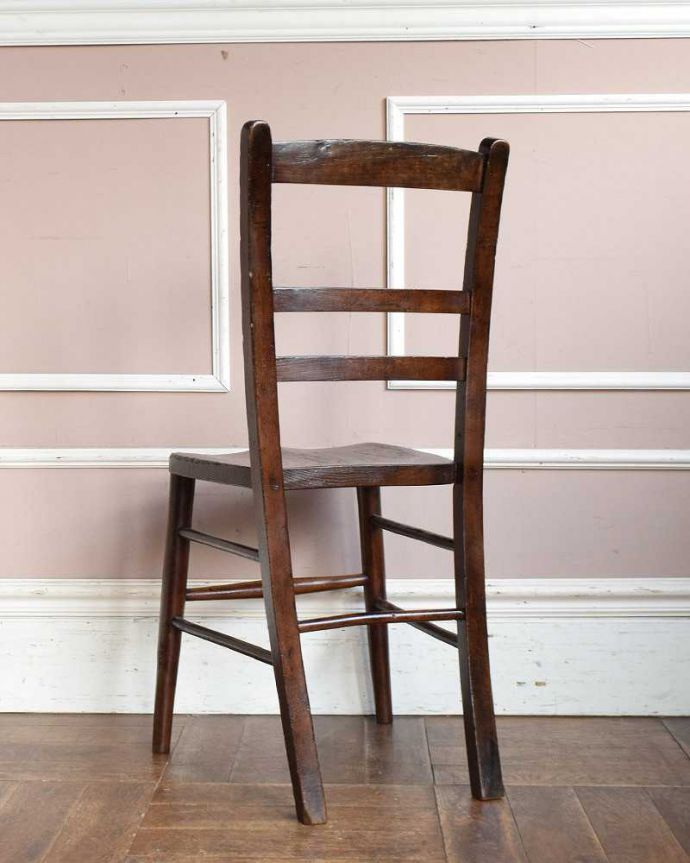 キッチンチェア　アンティーク チェア　素朴なデザインが可愛い、1930年代のアンティーク スクールチェア。後ろ姿にも自信アリ！ダイニングテーブルに並べた時、後ろから見ることも多い椅子。(q-252-c)