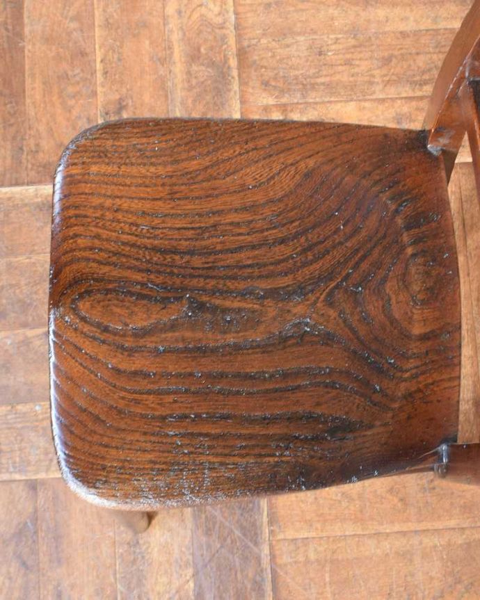キッチンチェア　アンティーク チェア　素朴なデザインが可愛い、1930年代のアンティーク スクールチェア。座面に隠されたヒミツ「座繰り」と言って、お尻と太もも部分に彫が入っているんです。(q-252-c)