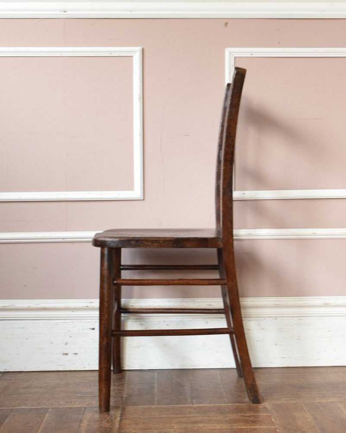 キッチンチェア　アンティーク チェア　素朴なデザインが可愛い、1930年代のアンティーク スクールチェア。横顔もほっこりデザイン横から見ても、なんだかほっこりぬくもりあるデザインです。(q-252-c)