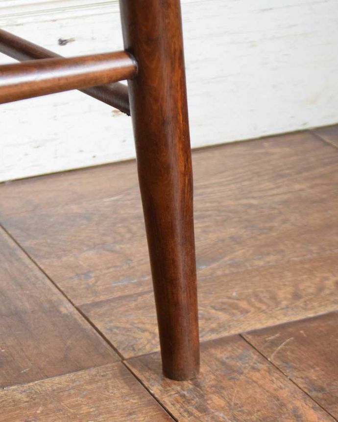 キッチンチェア　アンティーク チェア　素朴なデザインが可愛い、1930年代のアンティーク スクールチェア。移動もラクラクHandleのアンティークチェアは脚の裏にフェルトキーパーをお付けしていますので、持ち上げず床を滑らせてお使い頂けます。(q-252-c)