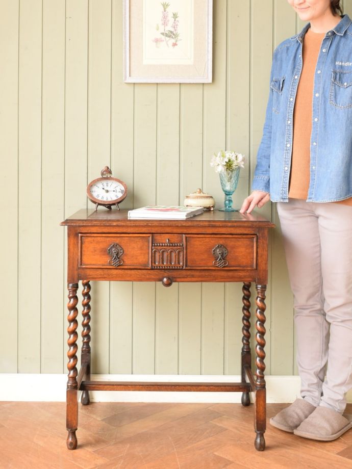 英国アンティークのコンソールテーブル