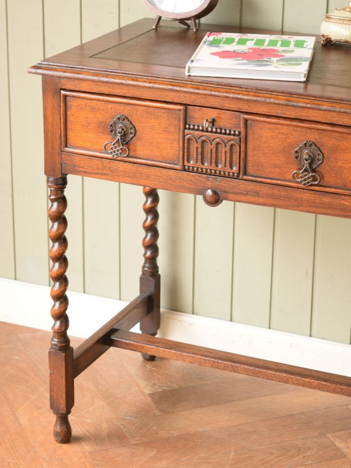アンティーク家具らしさが漂うコンソールテーブル