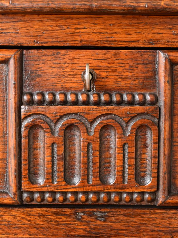 英国アンティーク家具らしい彫