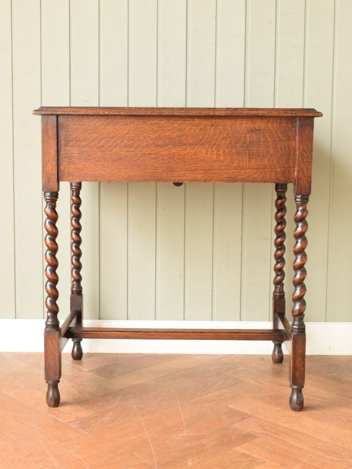 コンソールテーブルの後ろ姿