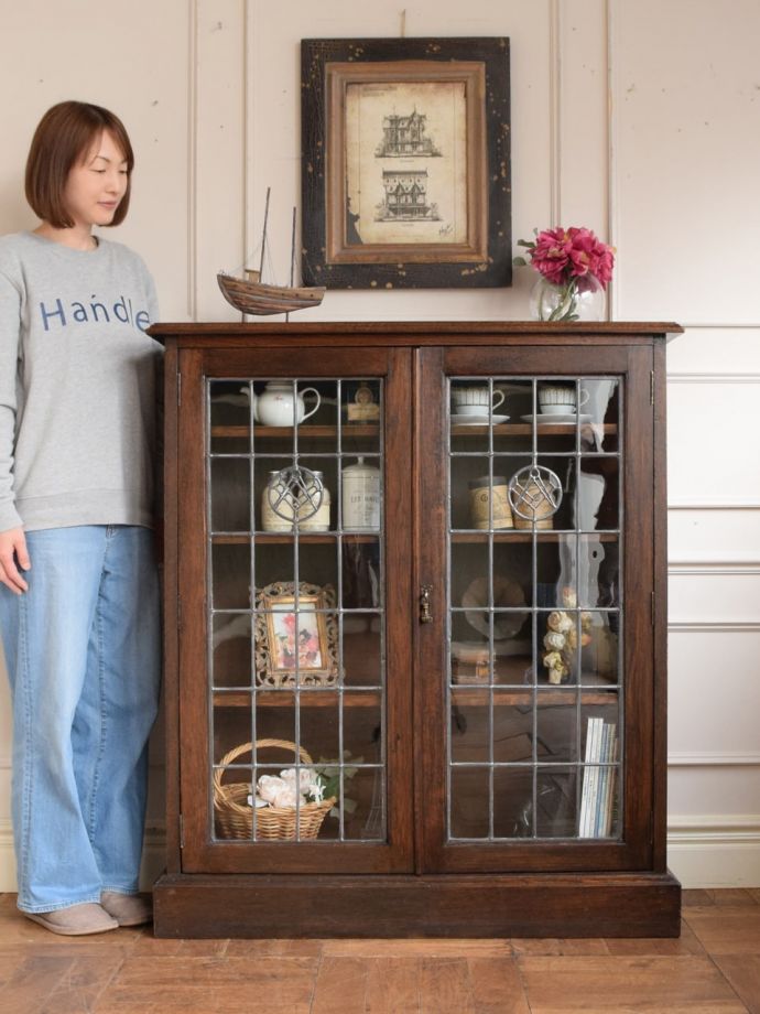 英国アンティークのガラスキャビネット