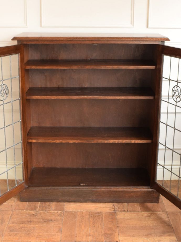 キャビネットの扉の中