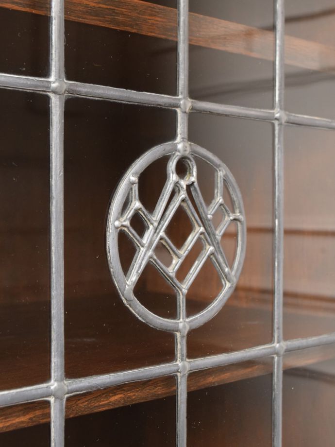 キャビネットの美しいガラス扉