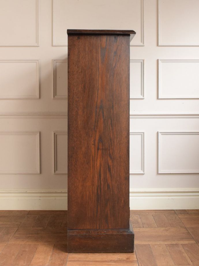 キャビネットの側面