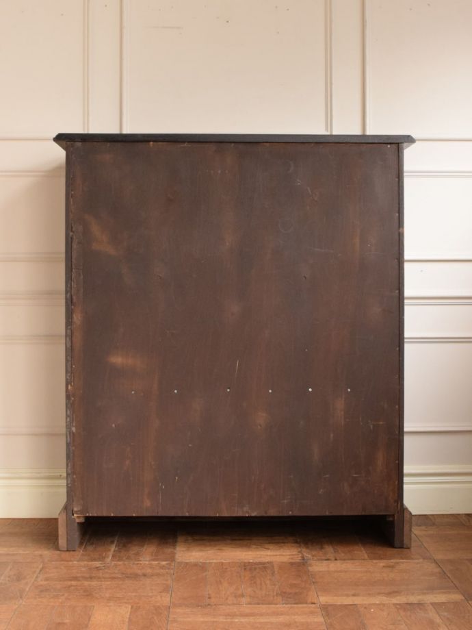 ガラスキャビネットの後ろ姿