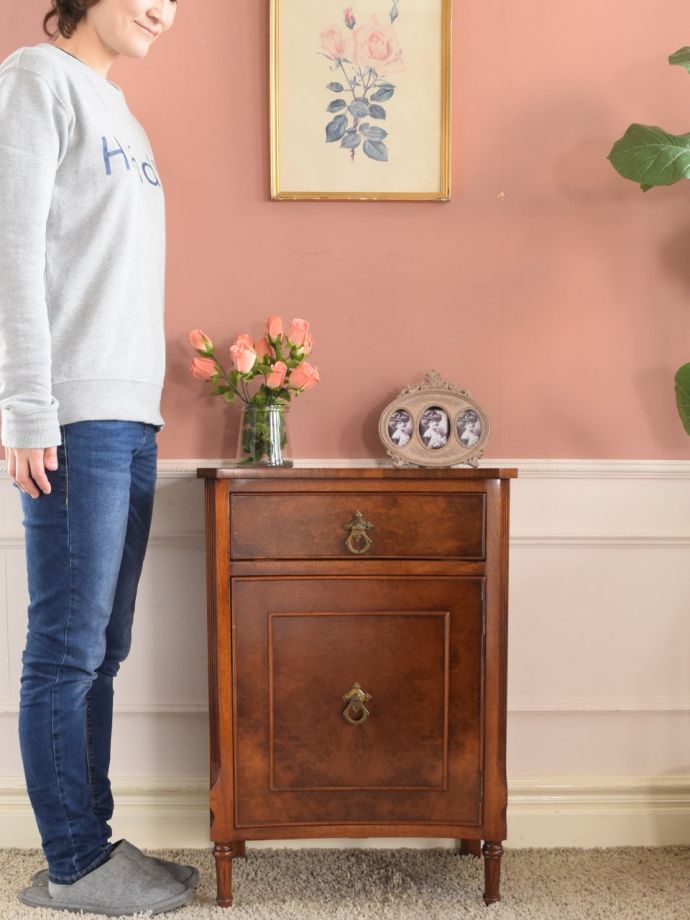 アンティークのサイドキャビネット