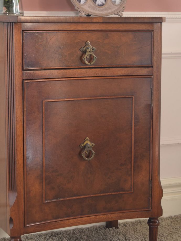 アンティーク家具らしい美しい杢目