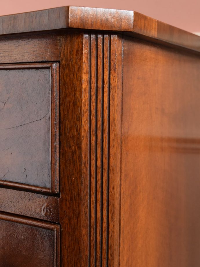 英国アンティーク家具らしい装飾