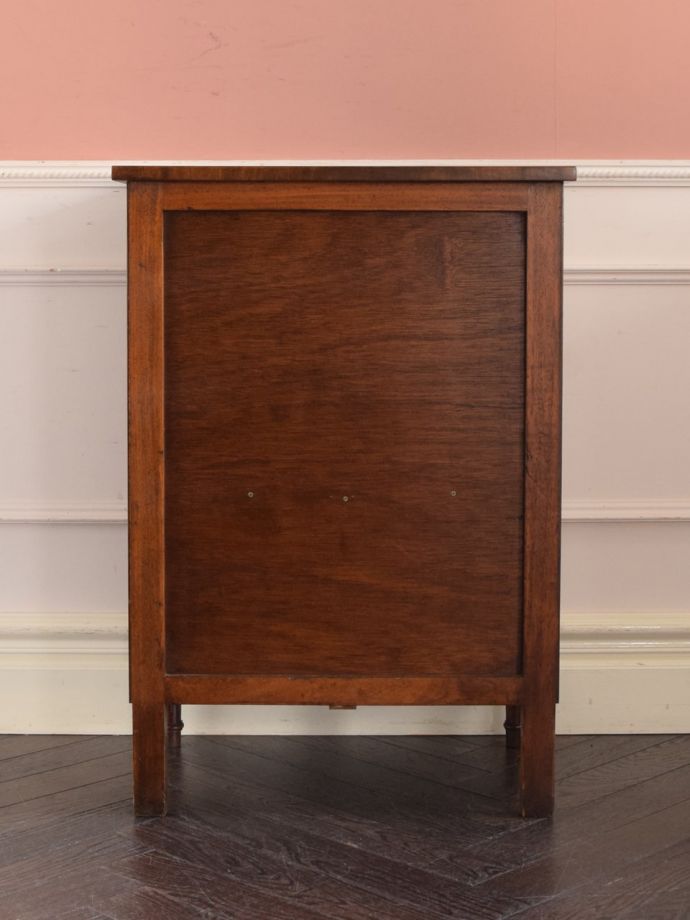 サイドキャビネットの後ろ姿