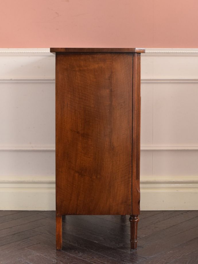 サイドキャビネットの側面