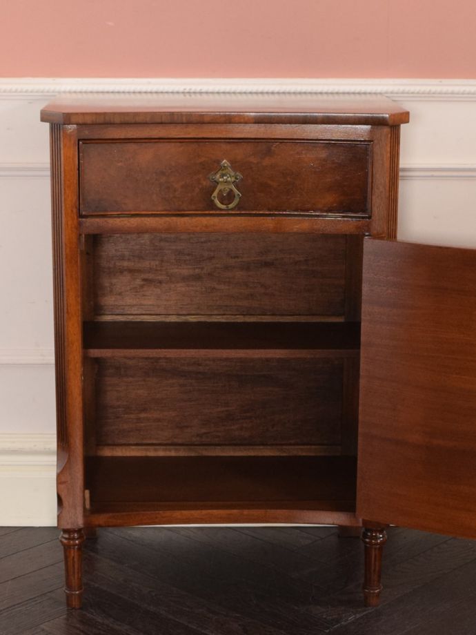 サイドキャビネットの扉の中