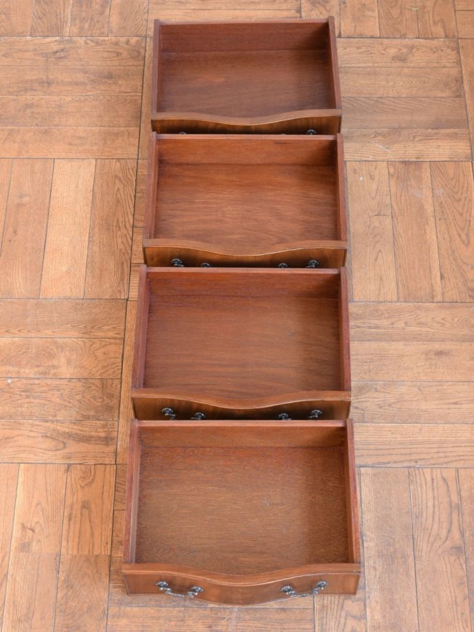 チェストの引き出しの中