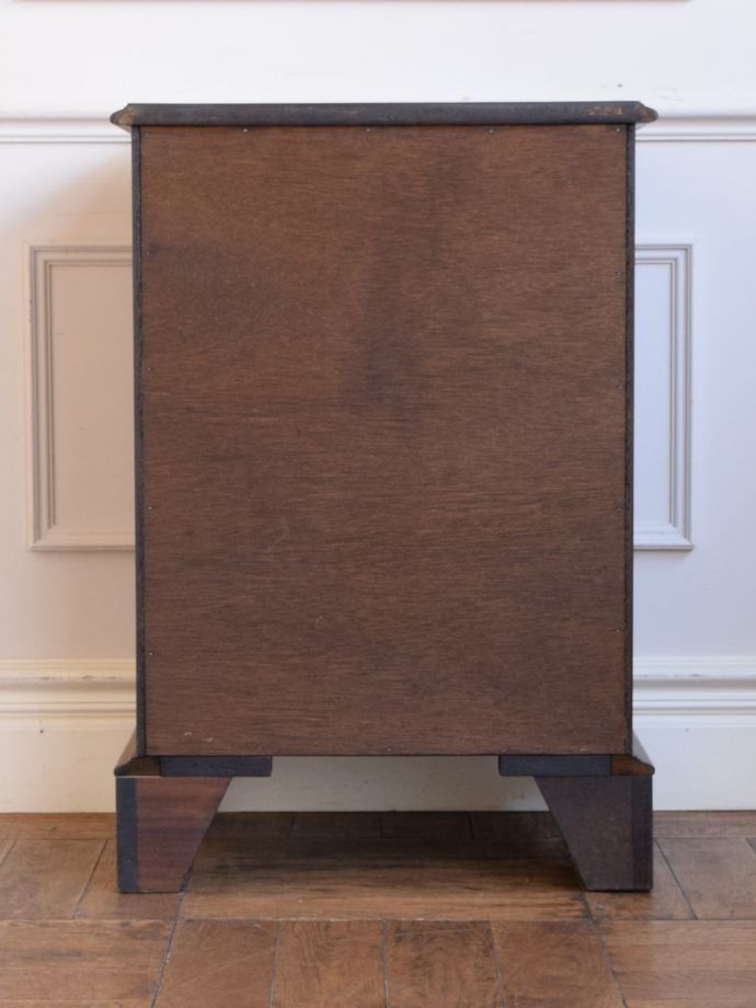 チェストの後ろ姿