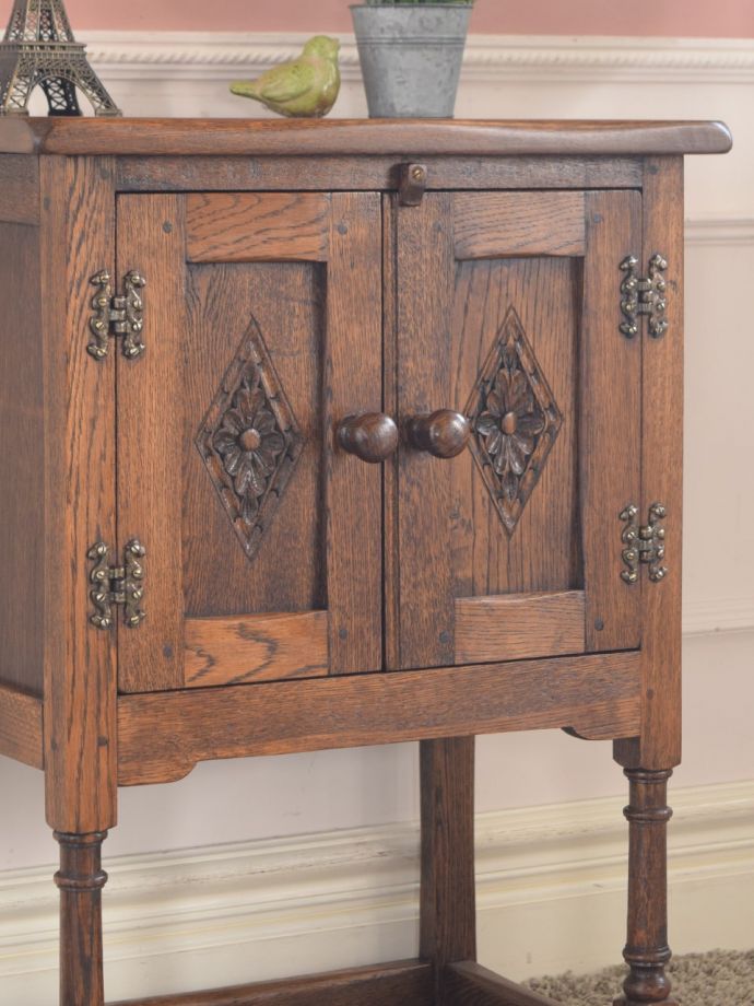 アンティーク家具らしい美しい杢目