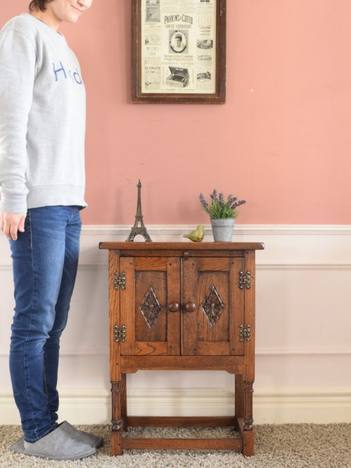 アンティークのサイドキャビネット