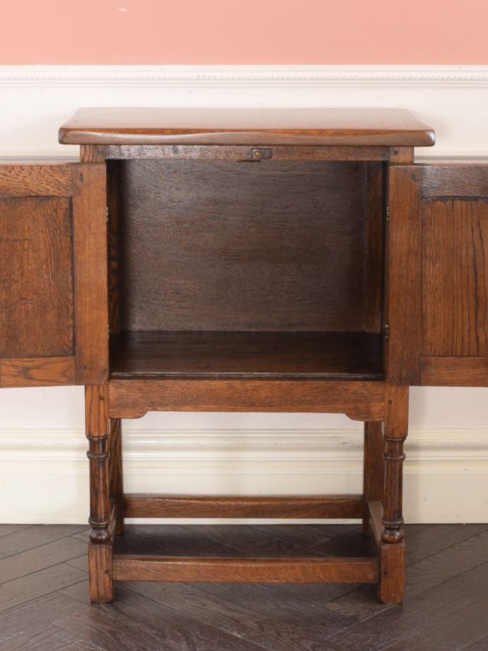 サイドキャビネットの扉の中