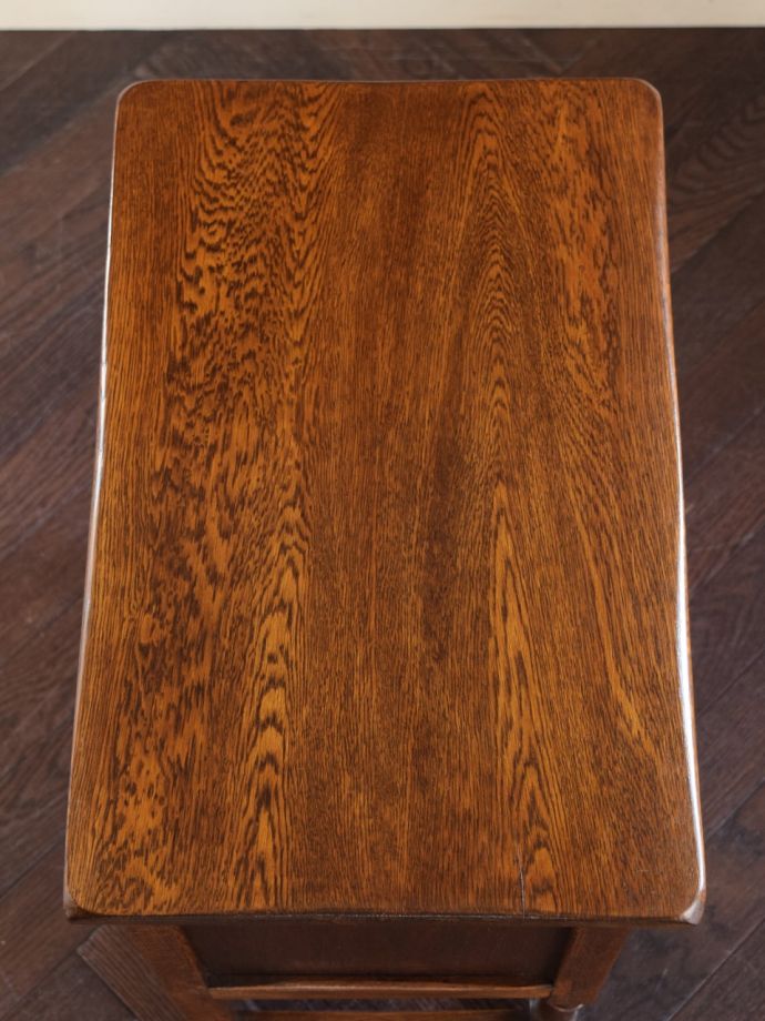 サイドキャビネットの天板