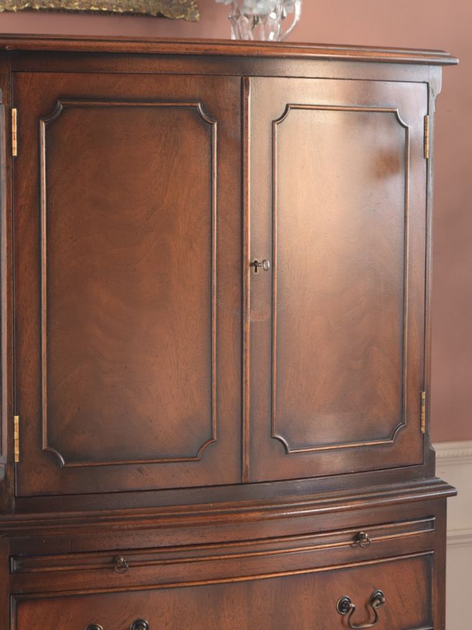 アンティーク家具らしい美しい杢目