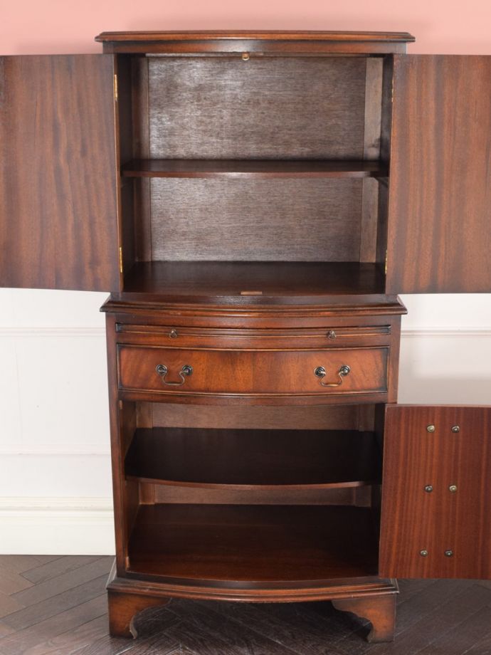 アンティークキャビネットの扉の中