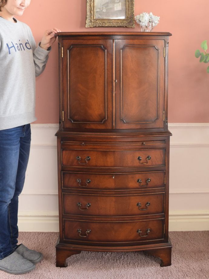 英国アンティークのキャビネット