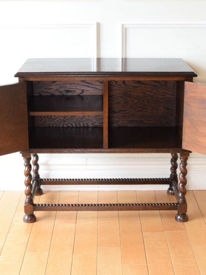 サイドボードの扉の中