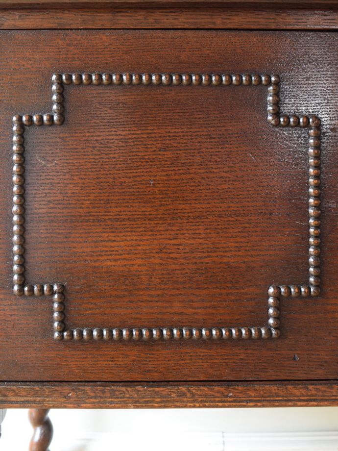 英国アンティーク家具らしい装飾