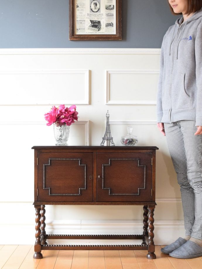 英国アンティークのサイドボード