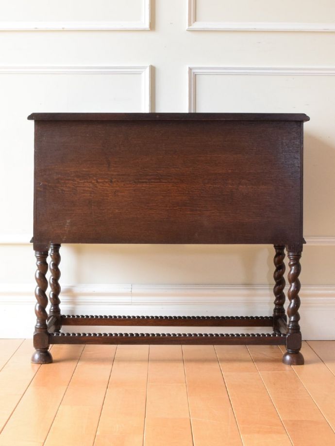 サイドボードの後ろ姿