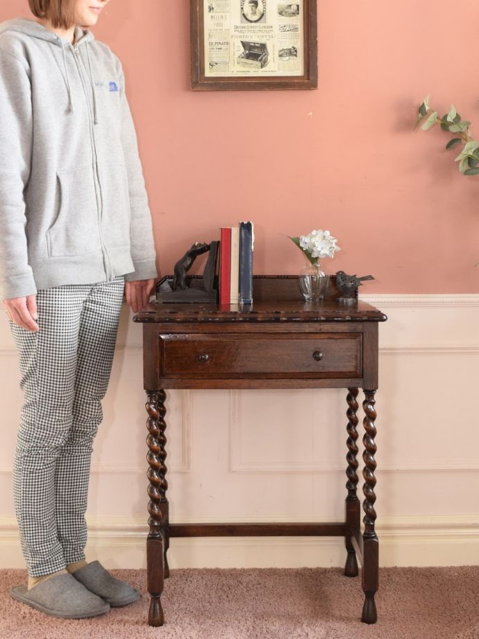英国アンティークのコンソールテーブル