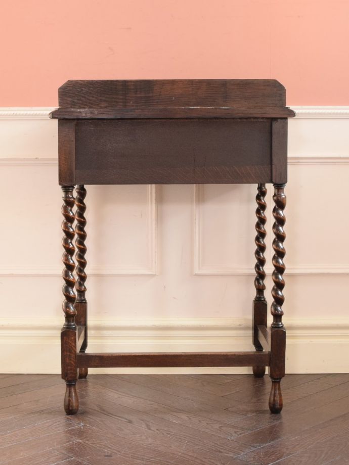 コンソールテーブルの後ろ姿