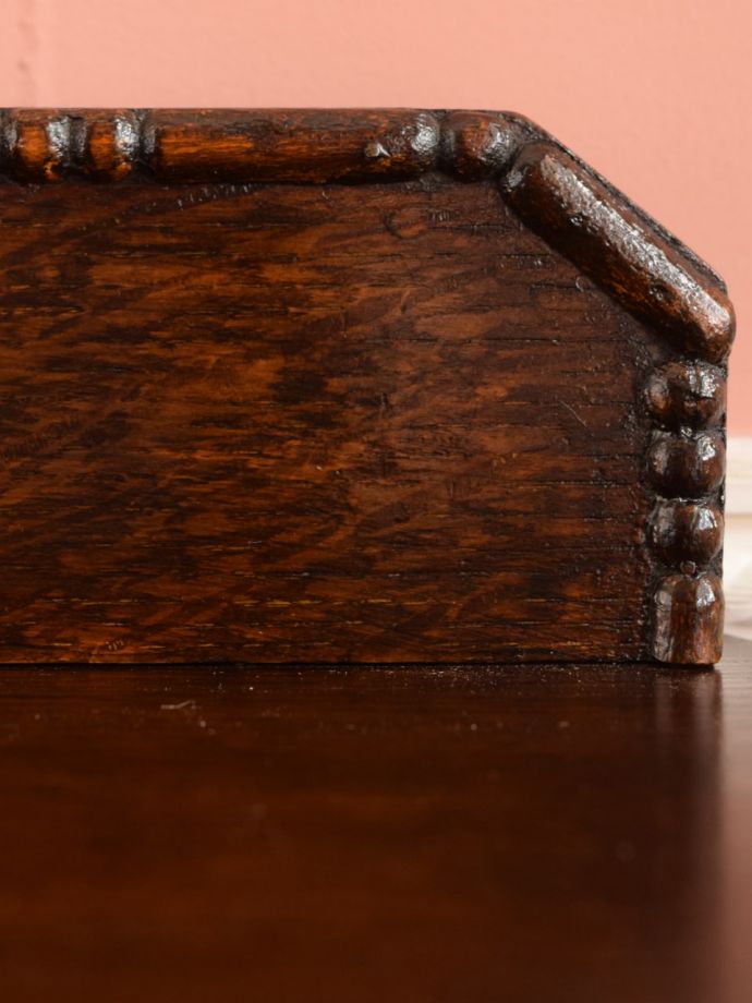 英国アンティーク家具らしい彫